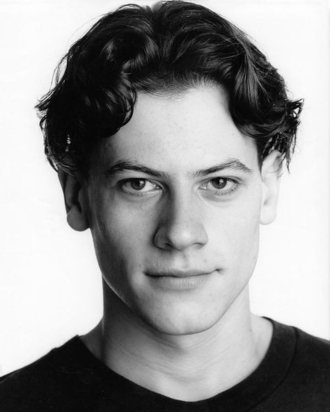 Ioan Gruffudd 90s, Ioan Gruffudd Lancelot, Men Celebrities, Ioan Gruffudd, Theatre Actor, Hollywood Actors, Ideal Man, Favorite Actors, Hollywood Actor