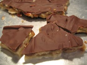 Microwave English Toffee Recipe, Microwave Toffee Recipe, Microwave Toffee, Ritz Cracker Candy, English Toffee Recipe, Easy Microwave Recipes, Candy Bar Recipe, Easy Christmas Candy Recipes, Cracker Candy