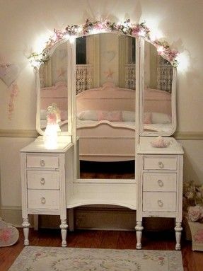 I have this exact vanity that dad refurbished for me. Should I paint it antique white and put it in Hannah's Room? @desiderata_jade Commode Shabby Chic, Chic Vanity, Muebles Shabby Chic, Shabby Chic Vanity, Shabby Chic Decor Bedroom, Decoration Shabby, Chic Bedroom Decor, Shabby Chic Room, Shabby Chic Dresser