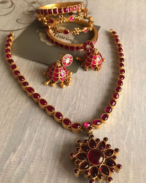 Stunning Kemp and Ruby Necklace Set ~ South India Jewels Kemp Stone Necklace, South India Jewels Necklace, Kemp Jewellery Indian Bridal, Ruby Jewelry Necklaces Indian Gold, Kemp Stone Jewellery, Jigini Designs, Attigai Necklace Designs, Traditional Ruby Necklace, Jigini Necklace Gold