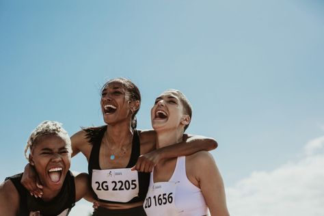 How Mindfulness is Showing up at the Olympic Games - Mindful || From Simone Biles to Tom Daley, here are some of the ways mindfulness is taking center stage at the Tokyo 2020 Olympic Games. https://www.mindful.org/how-mindfulness-is-showing-up-at-the-olympic-games/ Running Coach, Running Photos, Female Runner, Reference Pose, Running Team, Team Success, The Olympic Games, 2020 Olympics, Tom Daley