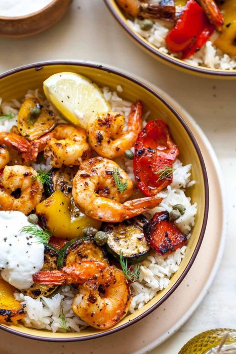 Greek shrimp bowls with zucchini, peppers, and grains topped with Lemon-Garlic Yogurt. A 30-minute meal perfect for meal prep or healthy weeknight dinners. Shrimp Farro, Healthy Grain Bowls, Farro Bowls, Shrimp Bowls, Greek Shrimp, Shrimp Rice, Greek Recipe, Cashew Sauce, Shrimp And Vegetables