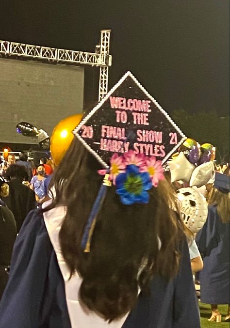 Graduation Playlist Cover, Cap Decoration Graduation Harry Styles, Welcome To The Final Show Grad Cap, Senior Hats Decoration, Hey Look Ma I Made It Grad Cap, Graduation Caps Aesthetic, Graduation Cap Harry Styles, Graduation Cap Designs One Direction, Undergraduate Cap Ideas