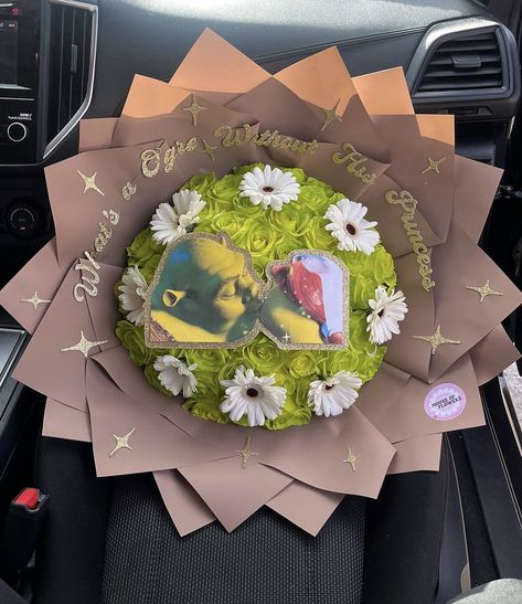 Shrek Bouquet, Shrek Gift Ideas, Character Bouquet, Eternal Bouquet, Bouquet Business, Ramo Ideas, Ribbon Rose Bouquets, Eternal Flowers, Roses Bouquet Gift