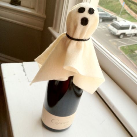 How to cleverly present your bottle of wine to the hostess of a Halloween party Halloween Party Hostess Gift, Halloween Ideas For Kids, Halloween Hostess Gifts, Halloween Crafts Diy, Wine Gifts Diy, Halloween Wine Bottles, Recycled Crafts Kids, Halloween Wine, Wine Craft