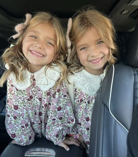 Oakley Fisher, Tatum And Oakley, Fish Fam, Taytum And Oakley, Sisters Photoshoot Poses, Fisher Family, Blonde Babies, Baby Friends, Cute Twins