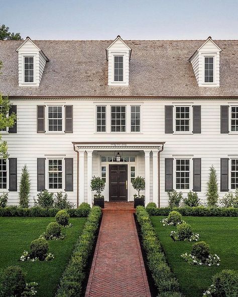 Classic Colonial Home Design - Home Bunch Interior Design Ideas Colonial Homes Exterior, White Colonial House, Classic Colonial Homes, Timeless House, Colonial House Exteriors, Black Shutters, Colonial Homes, Casa Country, Colonial Exterior