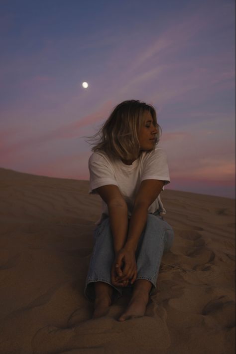 Sand Hill Photoshoot, White Sand Dunes Photoshoot, Sand Portrait Photography, Sand Senior Pictures, Sandunes Photo Shoot, Sand Dunes Photoshoot Senior, Desert Sunset Photoshoot, Direct Sun Photoshoot, Desert Pics Ideas