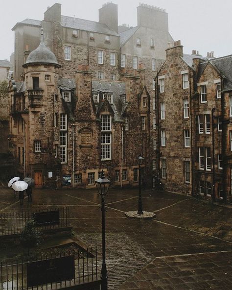 Dark Academia|Interior|Coffee no Instagram: “One of those places I really wanted to visit when in Edinburgh.. ☁️ Truly magical! ✨🍂 #writersmuseum” Minecraft Aesthetic World, Dark Academia Interior, Aesthetic World, Scotland Aesthetic, End Of Fall, Minecraft Aesthetic, Aesthetic Dark Academia, Fall Session, Dark Academia Aesthetic