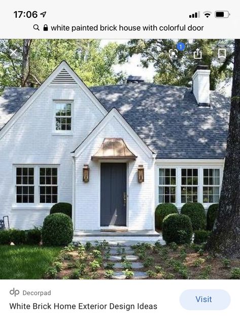 White Cottage Exterior, Brick Cottage, Cute Cottages, Stucco Homes, Cottage Exterior, Cute Cottage, Casa Exterior, White Cottage, White Brick