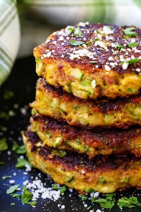 These Bacon Cheddar Zucchini Cakes are delicious enough to be a side dish OR the main meal! #zucchinirecipes #sidedishrecipes #baconrecipes #vegetablerecipes Best Cauliflower Rice Recipe, Roasted Radishes Recipe, Zucchini Cakes, Bacon Zucchini, Roasted Cabbage Steaks, Radish Recipes, Roasted Radishes, Cauliflower Rice Recipes, Roasted Cabbage