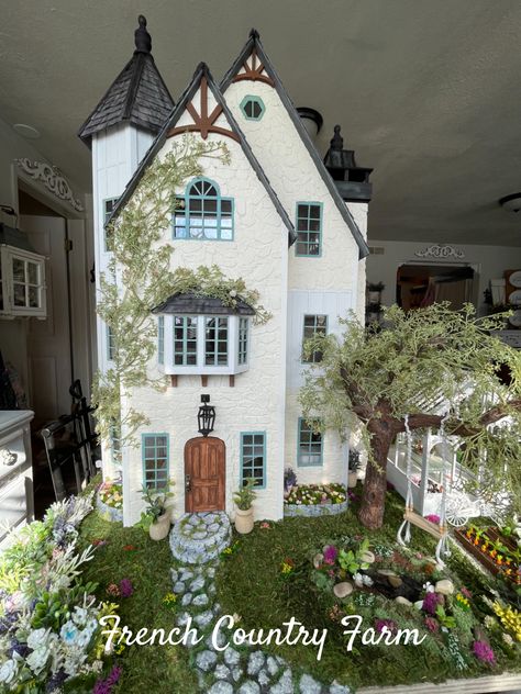 1:12 scale Dollhouse, Originally the Crest View and manufactured by Duracraft, completely renovated into a French Country Cottage/Manor. If you want to follow more, you can find this house on Instagram @mom_bun_miniatures Dollhouse Landscaping, Country Dollhouse, Lps Houses, Dollhouse Exterior, French Doll House, House Decorating Ideas Apartments, Dollhouse Garden, Doll House Plans, Doll House Crafts