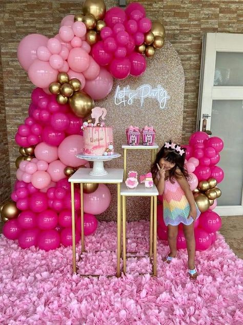 Barbie Birthday Balloon Garland, Barbie Balloon Decorations, Barbie Balloon Garland, Barbie Decorations Birthday, Barbie Birthday Party Ideas Decoration, Pink Graduation Party, Barbie Birthday Cake, Minnie Mouse Birthday Decorations, Sweet Sixteen Birthday Party Ideas