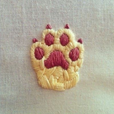 Mini wappen on Behance I wanted to make similar one as the chain on the zipper for kitten pouch Pola Sulam, Cute Embroidery, 자수 디자인, Sewing Embroidery Designs, Hand Embroidery Art, The Chain, Embroidery Craft, Hand Embroidery Patterns, Embroidery Inspiration