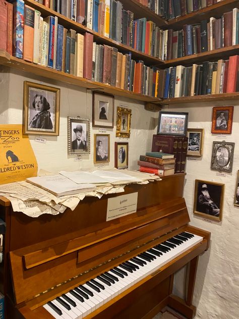 Shakespeare And Co, Shakespeare And Company Paris, Shakespeare And Company, Piano Room, Bookstore, Paris France, Light In The Dark, Book Lovers, Piano