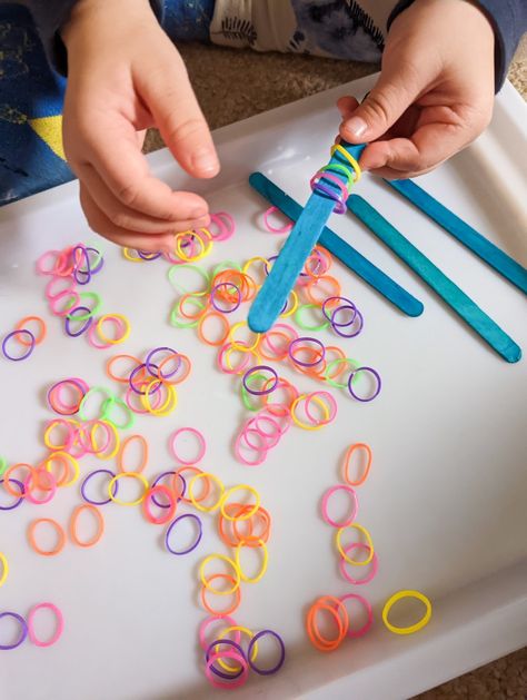 Threading Activities For Preschoolers, Manipulative Activities For Preschoolers, Kindergarten Fine Motor Activities, Threading Activities, Fine Motor Play, Fine Motor Skills Activity, Motor Skills Activity, Brain Gym For Kids, Sensory Activities For Preschoolers