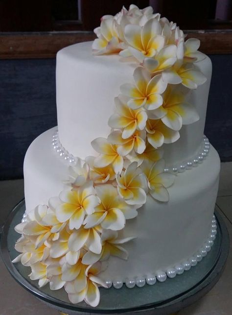 Frangipani Cake, Aesthetic Cake Designs, Beach Bday, Summer Birthday Cake, 21th Birthday, Birthday Cake Decorating Ideas, Debut Ideas, Aesthetic Cake, Cake Decorating Ideas