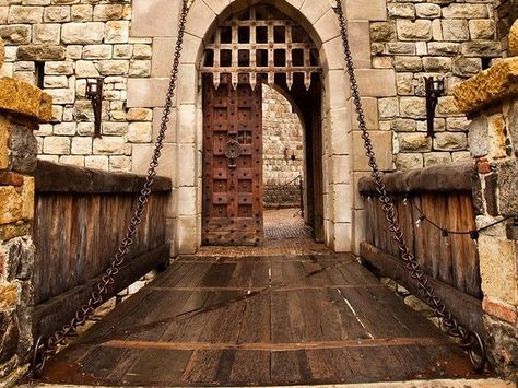 Medieval Drawbridge | National Geographic | Doors of Note ... House Tully, Old Castle, Chateau Medieval, Jaime Lannister, Castle Ruins, Medieval Times, Medieval Period, Arya Stark, Chronicles Of Narnia