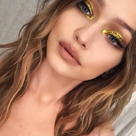 #gigihadid #makeupartist #makeup Disco Makeup 1970s Gold, Disco Makeup 1970s Glitter, Editorial Make-up, Gold Glitter Makeup, Golden Eye Makeup, Birthday Makeup Looks, Make Up Gold, Birthday Makeup, Gold Eyeshadow