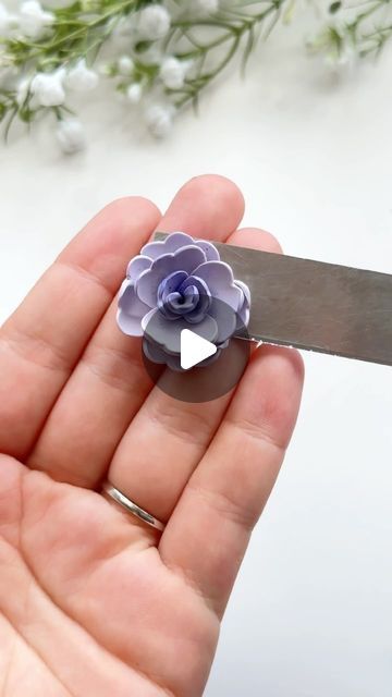 Clay Flower Keychain, Floral Polymer Clay Earrings Tutorial, Polymer Clay Flowers Tutorial, Baking Polymer Clay, Polymer Flowers, Daisy Petals, Polymer Clay Flower Jewelry, Sculpey Clay, How To Make Clay