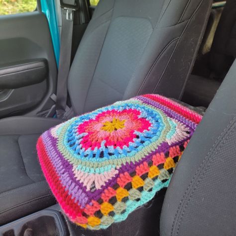 Crochet Center Console Cover, Crochet Mobile Cover, Garden Crochet, Car Interior Diy, Hippie Car, Girly Car Accessories, Crochet Mobile, Car Deco, Center Console Cover