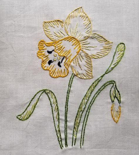 daffodil I embroideried 2024 Narcissus Flower Embroidery, Towel Embroidery Designs Free Pattern, Daffodil Embroidery Pattern, Embroidered Daffodils, Daffodil Applique, Daffodil Embroidery, Towel Embroidery Designs, Bordados Tambour, Fabric Painting On Clothes