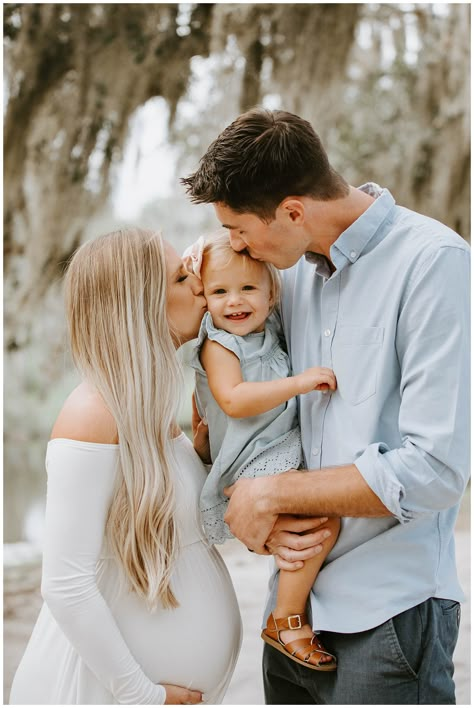 Maternity Photography Simple Ideas, Simple Maternity Shoot Family, Family Of 3 Expecting Photos, Family Photo Poses Pregnant, Family Pictures With Pregnant Mom, Family Photos Pregnant Mom, Maternity Family Outfits, Maternity With Sibling Photography, Maternity Shoot With Daughter And Husband