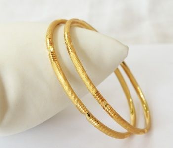 Simple Gold Bangle, Plain Gold Bangles, Gold Bangles Indian, Gold Bangles For Women, Gold Bangle Set, Gold Jewelry Stores, Gold Jewelry Sets, Gold Plated Bangles, Gold Bride Jewelry