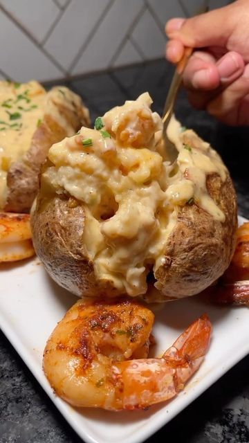 Stuffed Baked Potato, Stuffed Baked Potatoes, Creamy Garlic Sauce, Baked Potato Recipes, Diner Recept, Soul Food Dinner, Not In The Mood, Shrimp Recipes Easy, Baked Potatoes