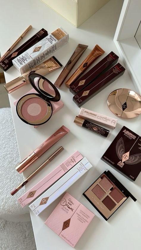 Charlotte Tilbury Makeup Aesthetic, Makeup Astethic, Photoshoot Ideas Makeup, Makeup Artist Photoshoot Ideas, Artist Photoshoot Ideas, Makeup Artist Photoshoot, Makeup Artist Aesthetic, Makeup Aesthetic Products, Makeup Asmr