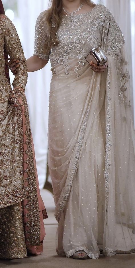 Saree Collection Latest, White Organza Saree, Net Saree Designs, Couple Outfit Ideas, Asian Bridal Dresses, Fancy Sarees Party Wear, Pakistani Wedding Outfits, Indian Saree Blouses Designs, Pakistani Fancy Dresses