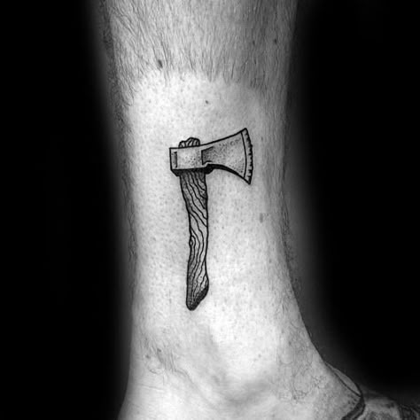 Ax Tattoo Design, Hatchet Tattoo Design, Kneecap Tattoo Ideas Men, Bushcraft Tattoo, Kneecap Tattoo Ideas, Woodwork Tattoo, Ax Tattoo, Hatchet Tattoo, Machado Tattoo