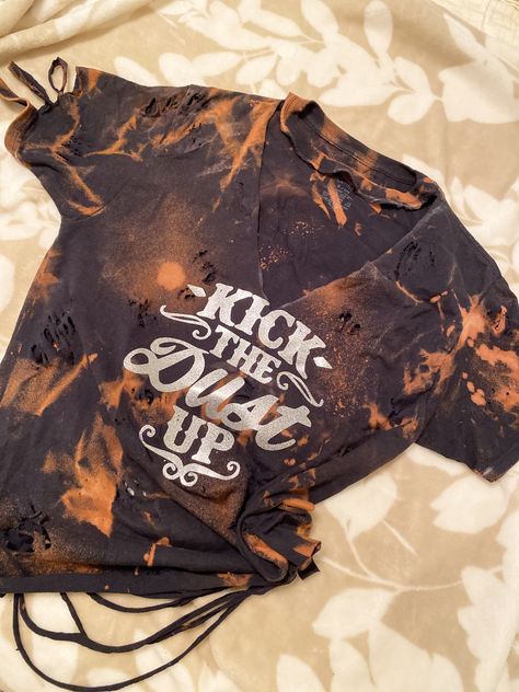 Luke Bryan Shirts Diy, Bleached Tshirt Ideas Grunge, Bleached T-shirt For Summer Festival, Luke Bryan Tshirt Ideas, Upcycling Tshirt, Diy Concert Shirt, Summer Band Merch Bleached T-shirt, Restyle Old Clothes, Distressed Band Merch T-shirt For Summer