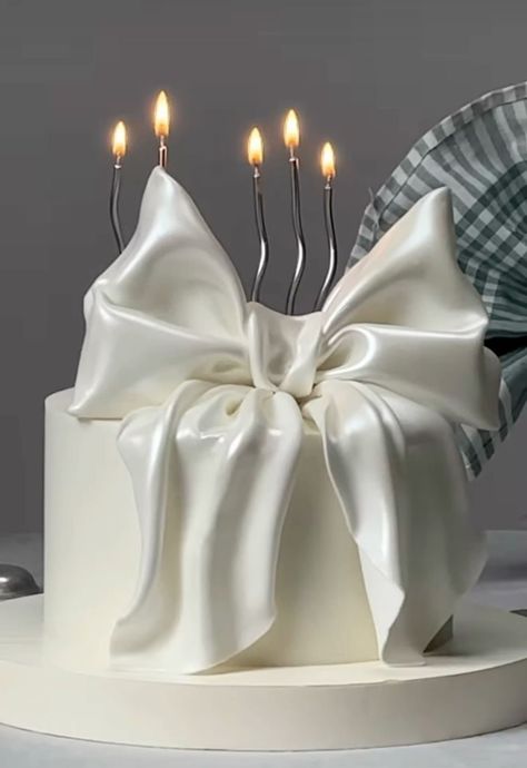 Luxury Birthday Cake Aesthetic, Aesthetic Bow Cake, Birthday Cake With Bow, White Bow Cake, 19 Birthday Cake Aesthetic, Bow Cakes Birthday, Bow Birthday Cake, Small Birthday Cakes, White Birthday Cakes