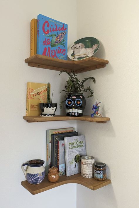 Cooking books and other items on "L" corner shelf. Small Corner Wall Decor, Cook Book Display Ideas, Kitchen Cookbook Display, Plain White Kitchen, Floating Wooden Shelves, Corner Shelf Decor, White Kitchen Wall, Cookbook Display, Kitchen Corner Shelves