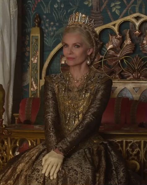 Queen Ingrith Queen Ingrith, Maleficent Aesthetic, Ravenna Snow White, Miranda Richardson, The White Princess, Queen Aesthetic, Michelle Pfeiffer, White Princess, Royal Outfits