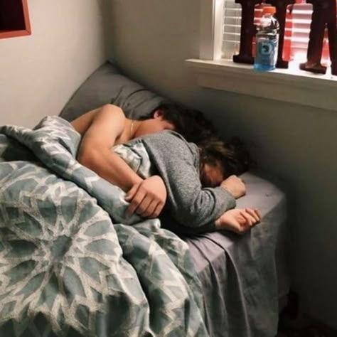 Photos Couple Mignon, Couple Sleeping, Image Couple, Teenage Love, Dream Relationship, Boys Of Tommen, Couples Vibe, The Love Club, My Kind Of Love