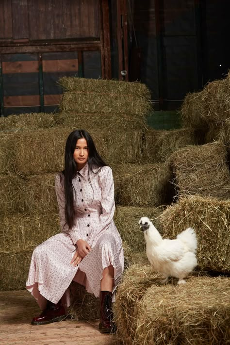 Rachel Antonoff Fall 2019 Ready-to-Wear Collection - Vogue Fashion Collection Inspiration, Farm Fashion, Rachel Antonoff, Cow Spots, Farm Photography, Photoshoot Concept, Farm Girl, Fashion Photoshoot, Fashion Shoot