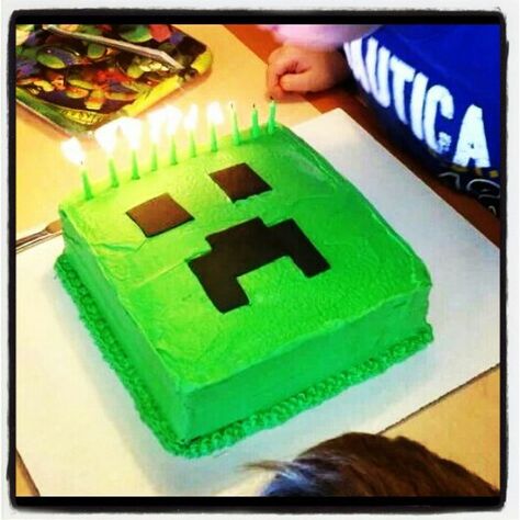 Super simple but cute.jaden would love this for his actual birthdate cake at home. Minecraft Creeper Cake, Pastel Minecraft, Creeper Cake, Minecraft Birthday Cake, Easy Minecraft Cake, Minecraft Theme, Minecraft Birthday Party, Birthday Party Crafts, Minecraft Cake