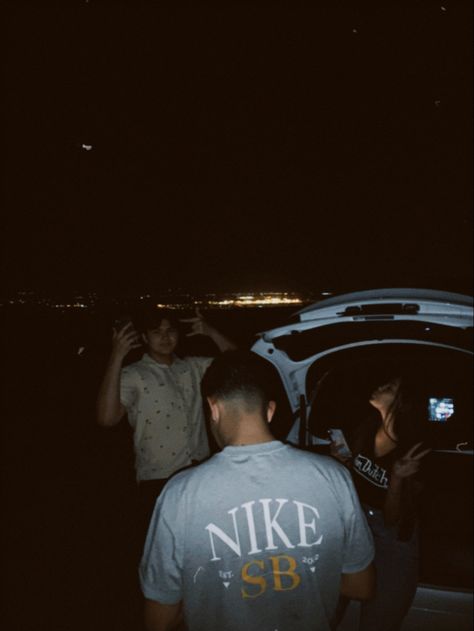 friends. night. car. boys and girl. polaroid. vintage. nike shirt. peace sign. summer. aesthetic Vintage Nike Shirt, Boy And Girl Friendship, Attitude Bio For Instagram, Anime Rapper, Boys Night, Friends Night, Fake Acc, Girl Friendship, Snap Friends