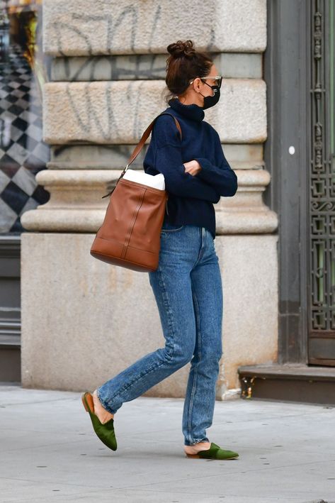 Katie Holmes Can’t Stop Wearing These Fall Flats | Vogue Katie Holmes 2023, Katie Holmes Outfits, Katie Holmes Style, Fall Flats, Style Inspiration Casual, Checked Blazer, Katie Holmes, Autumn Winter Fashion, Casual Chic