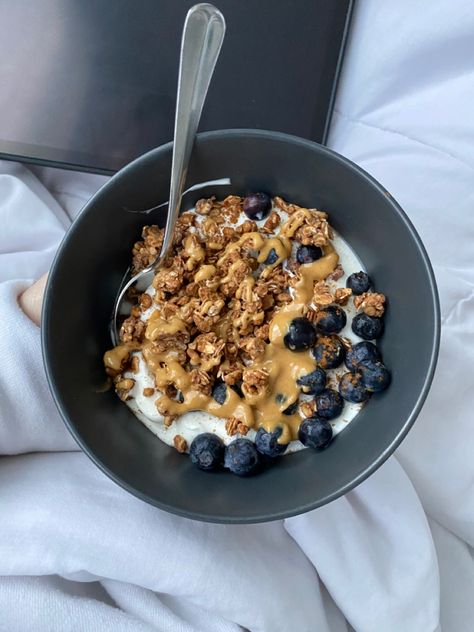 Yogurt And Granola Breakfast, Blueberry Yogurt Bowl, Healthy Food Protein, Granola Yogurt Bowl, Greek Yogurt Granola, Yogurt With Granola, Granola Bowl, Yogurt Granola, Protein Granola