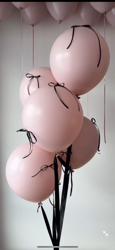 Black White Pink Birthday Party, Black Pink Balloon Decor, Light Pink And Black Party Decorations, Pink Black Birthday Decorations, Pink Black Party Decorations, Black White And Pink Birthday Decor, Fashion Week Party Theme, Pink Glam Birthday Party, Black And Pink Balloons Decoration