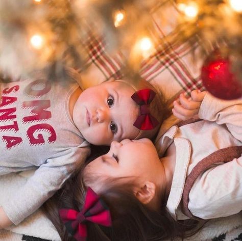 Sibling Christmas Pictures, Red Black Hair, Christmas Photoshoot Kids, Baby Christmas Photography, Black Hair Bow, Christmas Baby Pictures, Christmas Family Photoshoot, Sibling Pictures, Photo Halloween