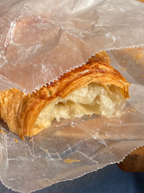 French Bread Aesthetic, Croissant Aesthetic Photography, Crossaint Aesthetic, Croissants Aesthetic, Fresh Croissants, Croissant Aesthetic, Bread Aesthetic, Yummy Comfort Food, Pastry And Bakery