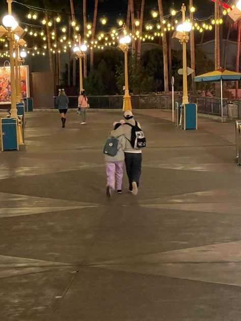 Couples In Disneyland, Disneyland Couple Aesthetic, Disney Couple Aesthetic, Disney Couple Pictures, Disneyland Couples Pictures, Disneyland Date, Disneyland Couple, Disney Date, Tall Boyfriend