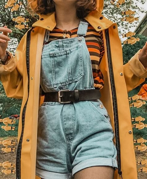 Overalls Outfit Cottagecore, Indie Core Aesthetic Outfits, Artsy Lesbian Style, Overalls Plus Size Outfit, Cute Artist Outfits, Artsy Core Outfits, Cottagecore Shorts Outfit, Cute Overall Outfits Aesthetic, Overalls Drawing Reference