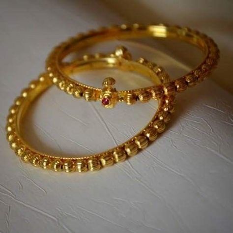 Kangan Design, Gold Kangan, Jewelry Bangles, Gold Bangles For Women, Gold Bangle Set, Modern Gold Jewelry, Gold Pendant Jewelry, Gold Jewelry Sets, Bangles Indian