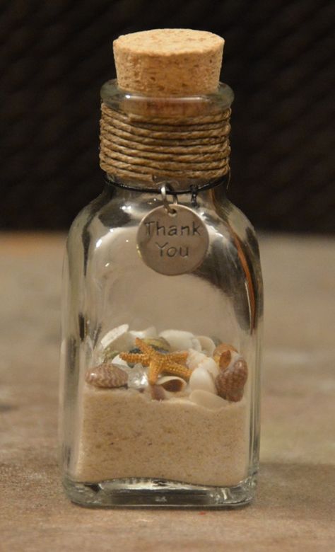 Beach Wedding Favors! Have the guests fill the bottle with sand from the beach after the wedding and have the shells out to create their own :) Toples Kaca, Diy Beach Wedding, Favors Ideas, Wedding Favors And Gifts, Wedding Mementos, Wedding Favors Cheap, Beach Wedding Favors, Wedding Gifts For Guests, Diy Wedding Favors