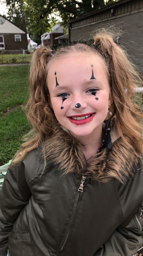 Easy baby scary clown makeup #mandihensleybeauty Kids Halloween Clown Makeup, Simple Clown Face Paint, Simple Halloween Makeup For Kids, Kids Clown Face Paint, Toddler Clown Makeup, Cute Clown Makeup For Kids, Scary Clown Makeup For Kids, Kid Clown Makeup, Halloween Makeup Kids Easy